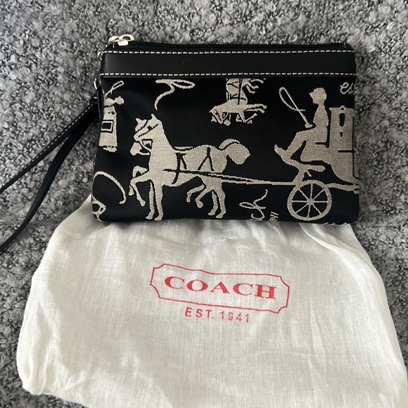 Classic COACH wristlet w dust bag - Picture 4 of 10